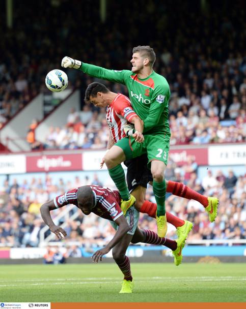 Fraser Forster respinge di pugno durante West Ham - Southampton (Action Images / Tony O&#39;Brien)